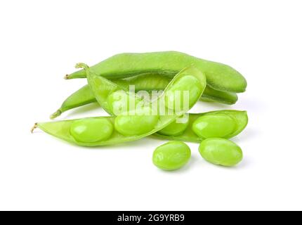 Soja vert, haricots edamame sur fond blanc Banque D'Images