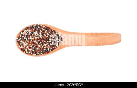 Graines de quinoa (Chenopodium) dans une cuillère en bois isolée sur fond blanc. Vue de dessus. Concept de super alimentation riche en protéines. Banque D'Images