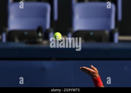 (210728) -- TOKYO, le 28 juillet 2021 (Xinhua) -- Novak Djokovic de Serbie sert pendant le match de tennis des célibataires masculins troisième tour contre Alejandro Davidovich Fokina d'Espagne aux Jeux Olympiques de Tokyo 2020 à Tokyo, Japon, le 28 juillet 2021. Banque D'Images