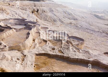 Le carbonate traverse les piscines naturelles pendant. Turquie Banque D'Images