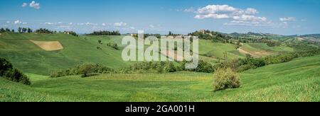 Les collines cultivées autour de Castello di Serravalle - Château de Serravalle au printemps. Province de Bologne, Émilie-Romagne, Italie Banque D'Images