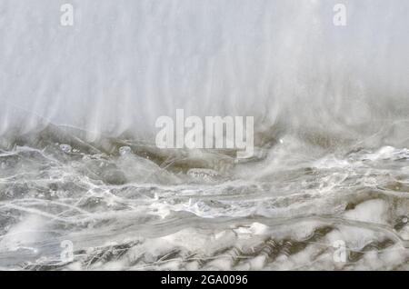 Structure de la neige et de la glace sur le lac gelé. Concept de paysage d'hiver. Vue sur la surface de la rivière gelée en hiver Banque D'Images