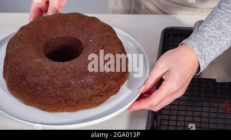 Étape par étape. Refroidir le gâteau au chocolat fraîchement cuit sur une grille de refroidissement. Banque D'Images