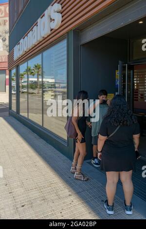 Majorque, Espagne, 07-27-2021: Les visiteurs entrent et sortent du restaurant McDonald's. Banque D'Images