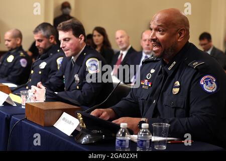WASHINGTON, DC - JUILLET 27 : (R-L) Harry Dunn, agent de police du Capitole des États-Unis, Daniel Hodges, agent du département de police du Capitole des États-Unis, Michael Fanone, agent du département de police du Capitole des États-Unis, et Sgt, agent de police du Capitole des États-Unis. Aquilino Gonell témoigne devant le comité spécial de la Chambre des représentants, qui enquête sur l'attaque du 6 janvier contre le Capitole des États-Unis, le 27 juillet 2021, au bureau de Cannon House à Washington, DC. Des membres des forces de l'ordre ont témoigné au sujet de l'attaque menée par des partisans de l'ancien président Donald Trump au Capitole des États-Unis. Selon les autorités, environ 140 policiers ont été blessés Banque D'Images