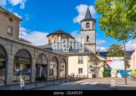 Vue de l'arrière avec clocher de la cathédrale de Chambèry dédiée à Saint François de Sales. Chambéry, région Auvergne-Rhône-Alpes, France Banque D'Images