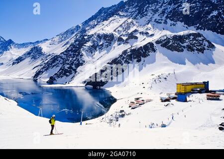 Vue sur la Laguna del Inca depuis la piste de Portillo Banque D'Images