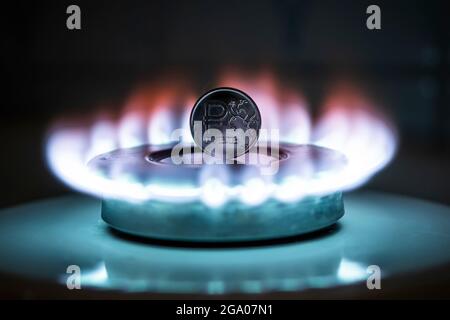 Le rouble russe brûle dans le feu. Brûleur à gaz brûlant sur le fond d'un roubles. Le concept la hausse du prix du gaz en Russie. Expé Banque D'Images