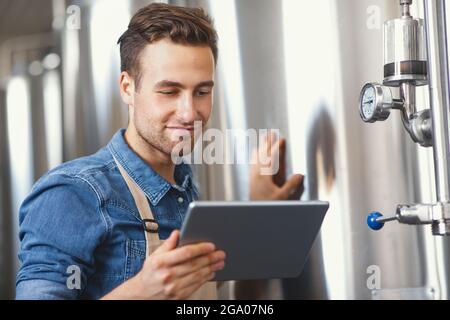 Entreprise moderne, application pour la gestion d'usine, propre brasserie, production de boissons alcoolisées Banque D'Images