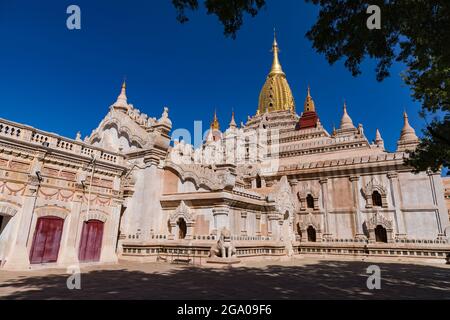 Le temple d'Ananda restauré dans le site du patrimoine mondial de Bagan au Myanmar Banque D'Images