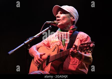 COLLEGNO, FESTIVAL DES FLEURS, 27 JUILLET 2021 : le chanteur français d'origine espagnole Manu Chao interprète en direct sur scène pour sa tournée italienne « El Chapulín Solo – Manu Chao Acústico ». Banque D'Images
