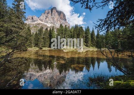 Tofana di Rozes se reflète dans un petit étang sur le Passo Falzarego, Dolomites dans la province de Belluno, Vénétie, Italie Banque D'Images