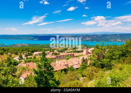 Village d'Aiguines et lac Sainte-Croix dans le sud-est de la France Banque D'Images