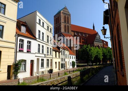 L'église Saint-Nicolas à Wismar, en Allemagne du Nord, vue depuis le Frischegrube. Banque D'Images