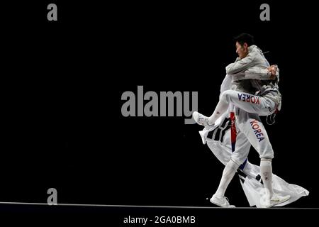 Chiba, Japon. 28 juillet 2021. Escrime: Jeux olympiques, 1130: équipe de sabre, hommes, finale. L'équipe de Corée remporte l'or. Credit: Oliver Weiken/dpa/Alay Live News Banque D'Images