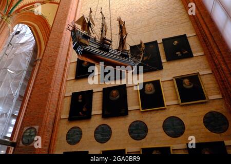 Navire suspendu dans la chapelle des gens de mer de l'église Saint-Nicolas à Wismar, en Allemagne du Nord. Contactez le Kirchengemeinde pour obtenir des autorisations commerciales. Banque D'Images