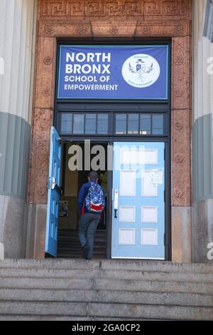 Le 25 février 2021 : le maire Bill de Blasio s'est rendu aux dirigeants de la future Middle School, au 3710, avenue Barnes, dans le Bronx, le jour de sa réouverture. Il Banque D'Images
