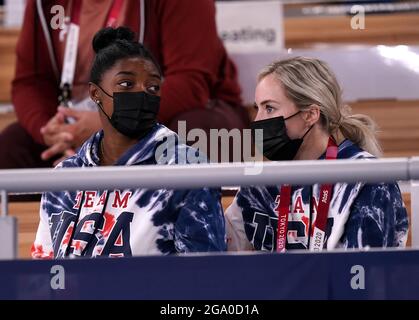 Le Simone Biles des États-Unis (à gauche) observe l'action depuis les tribunes lors de la finale masculine au Centre de gymnastique Ariake le cinquième jour des Jeux Olympiques de Tokyo 2020 au Japon. Date de la photo: Mercredi 28 juillet 2021. Banque D'Images