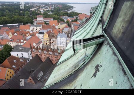 Mecklembourg-Poméranie occidentale, 28 juillet 2021, , Stralsund: Vue de la tour sud de l'église Saint-Nikolai à l'Hôtel de ville et le Vieux marché dans la vieille ville de Stralsund. Les tours jumelles de l'église Saint-Nikolai, qui sont caractéristiques du paysage urbain de Stralsund, doivent être rénovées. L'église de style gothique typique de brique du nord de l'Allemagne a été construite à partir du XIIIe siècle et est la plus ancienne des trois églises paroissiales de Stralsund. Il est situé à proximité immédiate de l'hôtel de ville et fait partie de la vieille ville, site classé au patrimoine mondial de l'UNESCO. La tour sud avec son baroque Banque D'Images