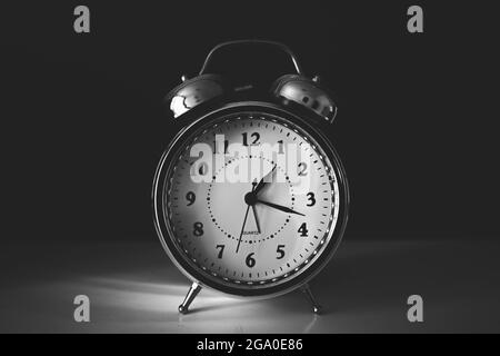 LONDRES, ROYAUME-UNI - 11 mai 2021 : une photo en échelle de gris d'une horloge sur le plateau Banque D'Images