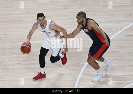 Saitana, Japon. 28 juillet 2021. De gauche Tomas Satoransky et Nicolas Batum de France en action pendant le match de basket-ball Groupe A match République tchèque contre France à Tokyo Jeux Olympiques d'été 2020, Japon, 28 juillet 2021. Crédit : Ondrej Deml/CTK photo/Alay Live News Banque D'Images