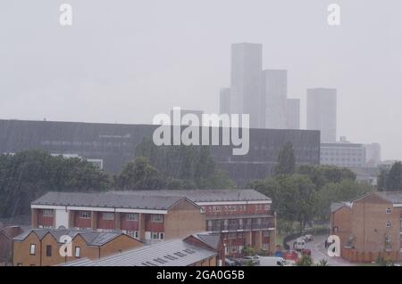 Nouvelle tour de grande hauteur à Deansgate Square, centre-ville, Manchester. Appartements plus anciens à l'avant, par temps pluvieux. Banque D'Images