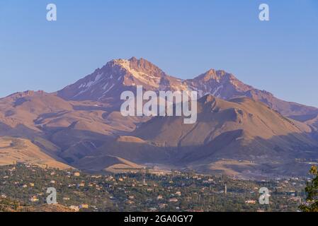 Montagne Erciyes et ville de Hacilar au coucher du soleil Banque D'Images