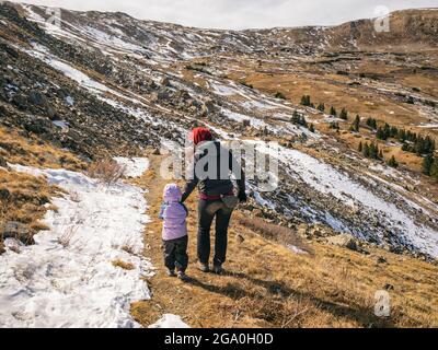 Mère et fille randonnée dans le pays élevé, Colorado Banque D'Images