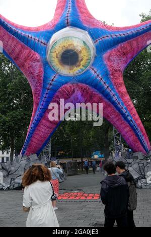 Leicester Square, Londres, Royaume-Uni. 28 juillet 2021. Une statue géante de Starro installée à Leicester Square pour l'ouverture de l'escouade de suicide. Crédit : Matthew Chattle/Alay Live News Banque D'Images