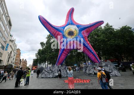 Leicester Square, Londres, Royaume-Uni. 28 juillet 2021. Une statue géante de Starro installée à Leicester Square pour l'ouverture de l'escouade de suicide. Crédit : Matthew Chattle/Alay Live News Banque D'Images