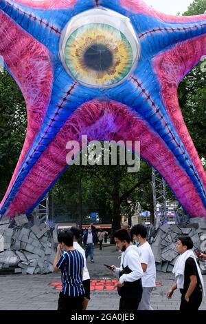 Leicester Square, Londres, Royaume-Uni. 28 juillet 2021. Une statue géante de Starro installée à Leicester Square pour l'ouverture de l'escouade de suicide. Crédit : Matthew Chattle/Alay Live News Banque D'Images