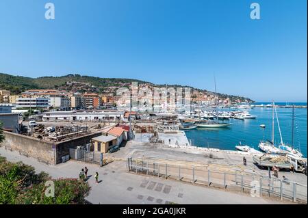 porto santo stefano, italie juillet 24 2021:Porto Santo Stefano paysage vu du port Banque D'Images