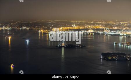 Paysage urbain fantastique en direction du littoral du New Jersey, avec la Statue de la liberté au milieu de la vue. Manhattan, New York, États-Unis. Banque D'Images