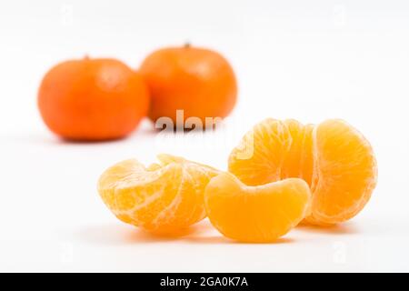 Deux tangerines sur fond blanc Banque D'Images