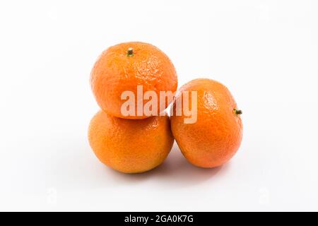 trois tangerines sur fond blanc Banque D'Images