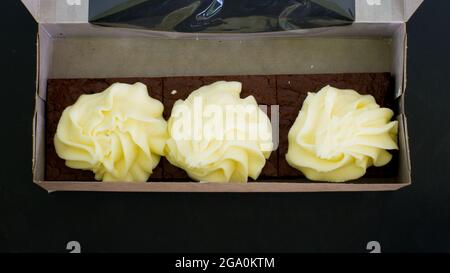 Trois brownies au chocolat enrobées de glaçage au fromage à la crème Banque D'Images