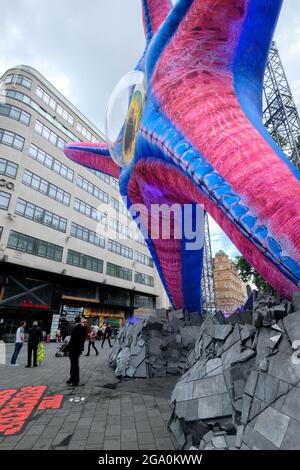 Leicester Square, Londres, Royaume-Uni. 28 juillet 2021. Une statue géante de Starro installée à Leicester Square pour l'ouverture de l'escouade de suicide. Crédit : Matthew Chattle/Alay Live News Banque D'Images