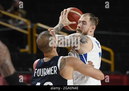 Saitana, Japon. 28 juillet 2021. De gauche Evan Fournier de France et Patrik Auda de République Tchèque en action pendant le groupe de basket A Match République Tchèque contre France à Tokyo Jeux Olympiques d'été 2020, Japon, 28 juillet 2021. Crédit : Ondrej Deml/CTK photo/Alay Live News Banque D'Images