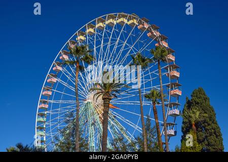 Grande roue au marché d'hiver de la place Massena, Nice, Sud de la France, 28 novembre 2019. Banque D'Images