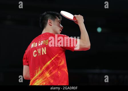 Tokyo, Japon. 28 juillet 2021. Ma long of China fête après le quart-finale des célibataires hommes du tennis de table entre Ma long of China et Omar Assar of Egypt aux Jeux Olympiques de Tokyo en 2020 à Tokyo, Japon, le 28 juillet 2021. Crédit: Wang Dongzhen/Xinhua/Alay Live News Banque D'Images