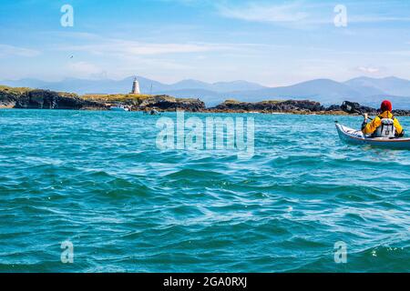 Kayak de mer au large de la côte d'Anglesey à l'île de Llanddwyn, au nord du pays de Galles, au Royaume-Uni Banque D'Images