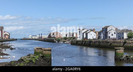 Vue sur la rivière Ayr dans la ville d'Ayr dans le sud de l'Ayrshire, Écosse à marée basse. Vue sur la mer avec des cygnes sur la rivière. Banque D'Images