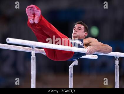 Samuel Mikulak, des États-Unis, sur les barres parallèles lors de la finale masculine au Centre de gymnastique Ariake, le cinquième jour des Jeux Olympiques de Tokyo en 2020 au Japon. Date de la photo: Mercredi 28 juillet 2021. Banque D'Images