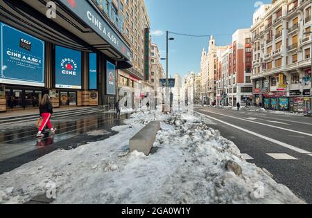 Des blocs de glace restent sur Gran via Street après la chute de neige Storm Filomena. Madrid. Espagne. Banque D'Images