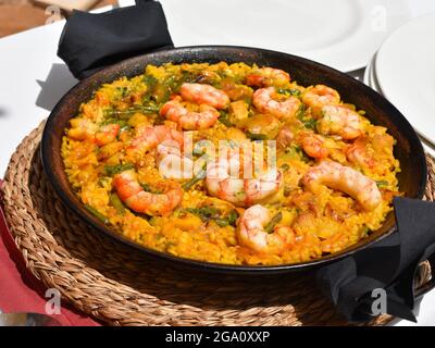 Paella mélangée avec fruits de mer, viande et légumes. Banque D'Images