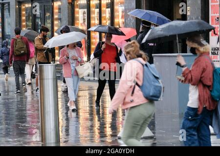 Leicester Square, Londres, Royaume-Uni. 28 juillet 2021. Météo au Royaume-Uni : forte pluie à Londres. Crédit : Matthew Chattle/Alay Live News Banque D'Images