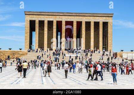 Ankara, Turquie. 19 mai 2021. Les gens visitent Anitkabir, le mausolée du fondateur de la Turquie moderne Mustafa Kemal Ataturk, lors de la commémoration de l'Ataturk, Journée de la jeunesse et des sports à Ankara, Turquie, le mercredi 19 mai 2021. (Photo par Altan Gocher/GochreImagery/Sipa USA) crédit: SIPA USA/Alay Live News Banque D'Images