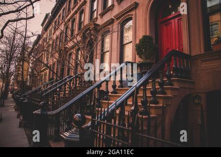 Rangée de vieux immeubles brownstone le long d'un trottoir vide bloc dans le quartier de Greenwich Village de Manhattan, New York City NYC Banque D'Images