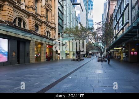 Sydney, Australie. Mercredi, 28 juillet 2021.le quartier des affaires central de Sydney a l'air très déserté comme cas quotidiens Covid-19 continuent d'augmenter. Lors d'une conférence de presse aujourd'hui, il a été annoncé que les restrictions de verrouillage pour le Grand Sydney ont été prolongées de quatre semaines jusqu'au 28 août en raison de la propagation de la variante Delta. Pitt Street Mall. Crédit : Paul Lovelace/Alamy Live News Banque D'Images