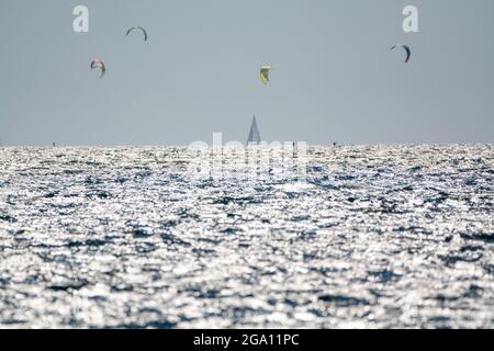 2021. Sports nautiques d'Extremem - feuille d'aile, kite surf, surf de vent, jour venteux sur la plage d'Almanarre près de Toulon, sud de la France Banque D'Images